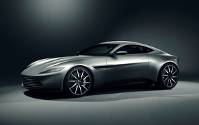 Серебристый автомобиль Aston Martin DB10 