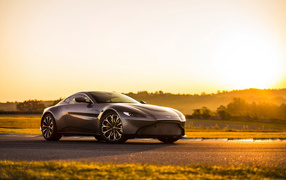 Спортивный автомобиль Aston Martin Vantage, 2018 в лучах солнца
