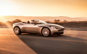 Кабриолет Aston Martin DB11 Volante, 2018 на скорости