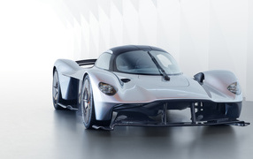 Серебристый автомобиль Aston Martin Valkyrie, 2018