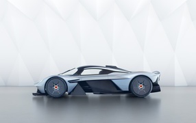 Серебристый спортивный автомобиль Aston Martin Valkyrie
