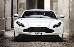 Белый автомобиль Aston Martin DB11 V8 вид спереди