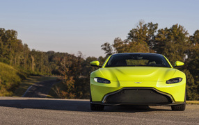 Желтый автомобиль Aston Martin Vantage, 2018 вид спереди