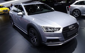 Серебристый Audi A4 2017