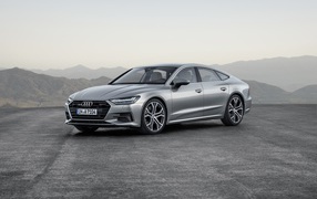 Стильный серебристый автомобиль Audi A7