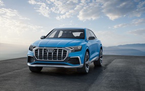 Синий автомобиль Audi Q8, 2018 на фоне неба