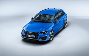 Автомобиль Audi RS4 цвет голубой металлик