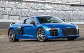 Синий автомобиль Audi R8 V10 на гоночной трассе 