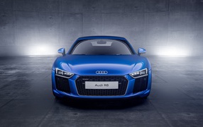 Синий автомобиль Audi R8, 2017 вид спереди