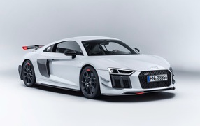 Спортивный автомобиль  Audi R8 v10, 2018 на сером фоне