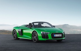 Стильный зеленый автомобиль кабриолет Audi R8 V10