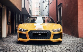 Желтый спортивный автомобиль ABT Audi R8 Spyder, 2017 на улицах города