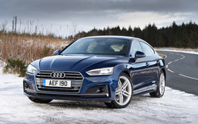 Синий автомобиль Audi A5 Sportback, 2017 на дороге 