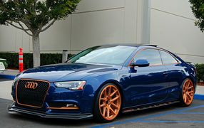 Синий спортивный автомобиль Audi A5 Coupe 