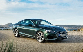 Зеленый автомобиль Audi  A5 купе, 2017 года