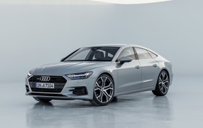 Серебристый автомобиль Audi A7 Sportback, 2018 на сером фоне