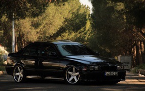 Черный автомобиль BMW M5 E39 