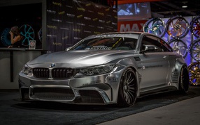 Серебристый автомобиль BMW M4