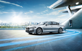 Серебристый немецкий автомобиль седан BMW F18