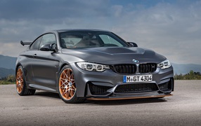 Серебристый автомобиль BMW M4 GTS, 2017 