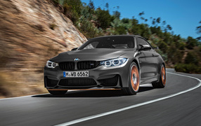 Серебристый стильный автомобиль BMW M4 на трассе 
