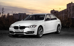 Белый стильный автомобиль BMW 3 Series