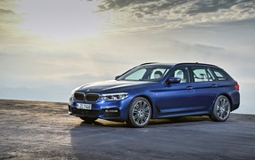 Синий автомобиль BMW 530d xDrive M Sport, 2017 в лучах солнца 