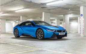 Синий спортивный автомобиль BMW i8 на подземной парковке