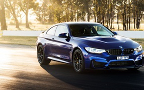 Синий автомобиль  BMW M4 CS, 2018