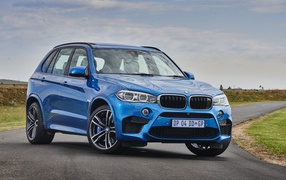 Синий кроссовер BMW F85 на дороге