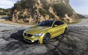 Автомобиль BMW F82  цвет золотой металлик на трассе