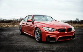 Красный немецкий автомобиль BMW F80