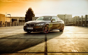 Стильный черный немецкий автомобиль BMW F22