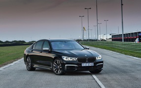 Стильный черный автомобиль BMW M4 DTM Champion Edition, 2017