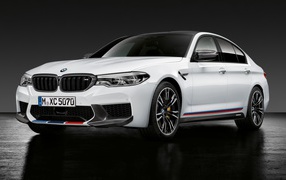 Белый автомобиль BMW M5 M Performance Parts, 2018