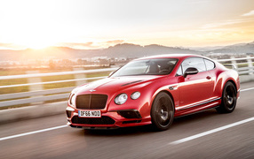 Красный автомобиль  Bentley Continental Supersports на трассе 