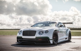 Гоночный автомобиль Bentley Continental GT3 на трассе