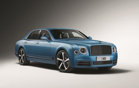 Синий автомобиль Bentley Mulsanne Speed Design Series, 2018 на сером фоне