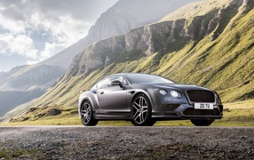 Серый автомобиль Bentley Continental Supersports Worldwide, 2017 на фоне гор 