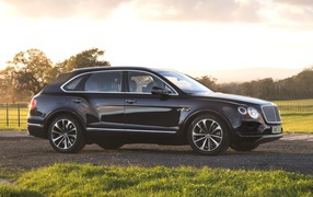 Новый черный автомобиль Bentley Bentayga Field Sports, 2018 вид сбоку