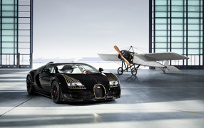 Черный автомобиль Bugatti Veyron Grand Sport Vitesse Black Bess в ангаре