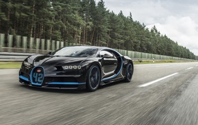 Спортивный автомобиль Bugatti Chiron на скорости