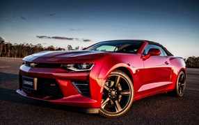 Красный стильный автомобиль Chevrolet Camaro