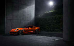 Оранжевый автомобиль Chevrolet Corvette ZR1, 2018 при свете луны