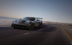 Спортивный быстрый автомобиль Chevrolet Corvette ZR1, 2019 на трассе