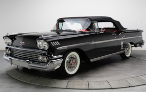 Черный ретро автомобиль Chevrolet Impala Convertible 1958