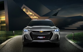 Серебристый автомобиль Chevrolet FNR-X вид спереди