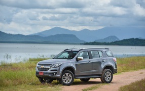 Серый автомобиль Chevrolet TrailBlazer, 2017 на фоне гор 