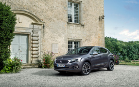 Серебристый автомобиль Citroen DS4 у дома 