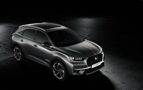 Серебристый автомобиль Citroen DS 7, 2018 на черном фоне